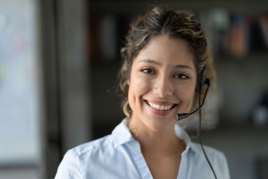 smiling-careline-telecare-operator